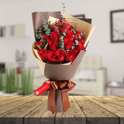Red rose & 2 layer bamboo with vase