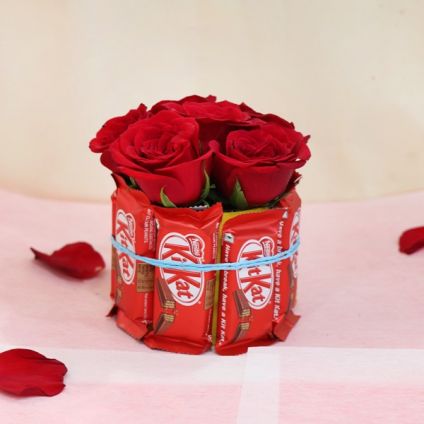 Red Roses Arrangement N Kitkat