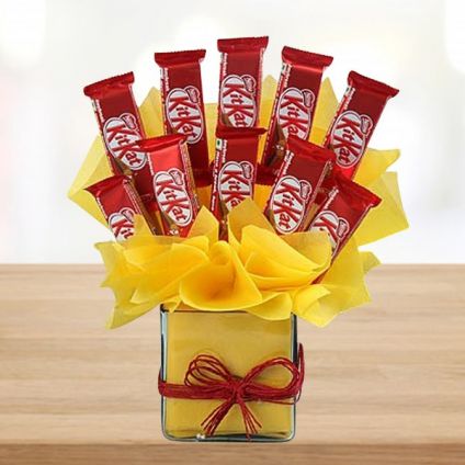 10 Kit Kat With Vase roses
