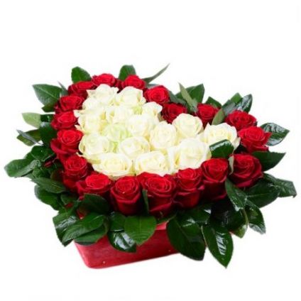 Basket in red and white roses heart