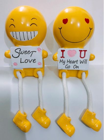 Couple emoji statue